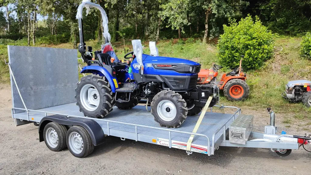 Alquiler de plataforma con matrícula roja — Transporte seguro de maquinaria agrícola
